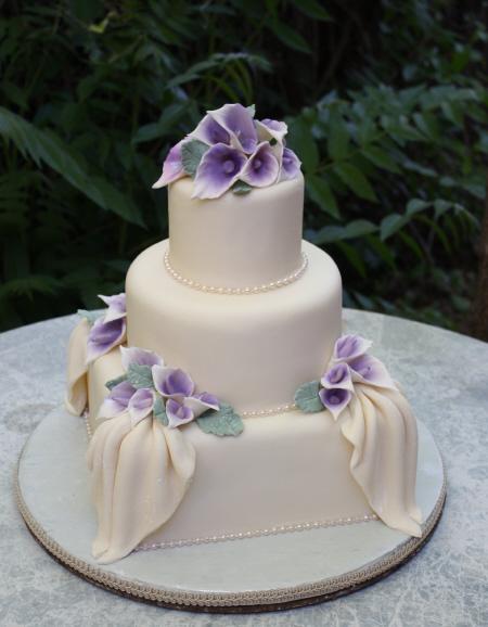 ivory_lilac_wedding_cake.JPG