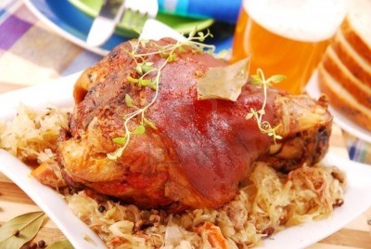 5830568_pork_knuckle_baked_with_beer_and_sauerkraut.jpg