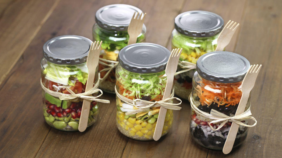 meal_prep_gesundes_essen_in_kleinen_portionen_vorbereiten.jpg