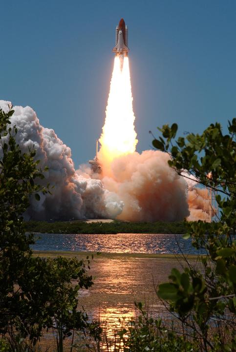 discovery_launches_070406_151603main_best_m.jpg