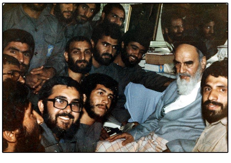 Ruhollah_Khomeini_with_OFFICERS_of_Army_of_the_Guardians_of_the_Islamic_Revolution.jpg
