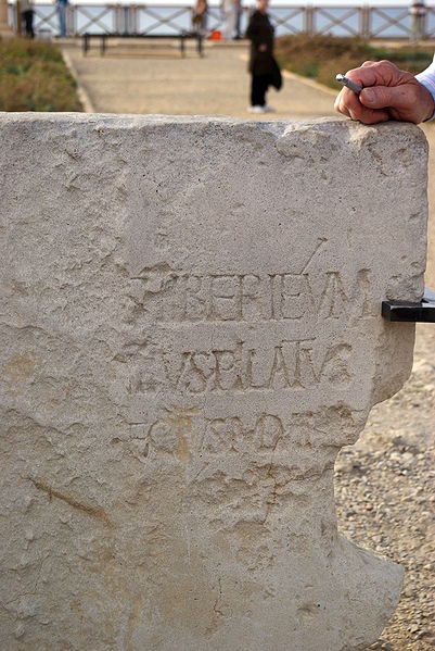 401px_Caesarea_maritima_BW_5.JPG