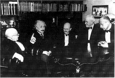 Albert_Einstein_Max_v_Laue.jpg