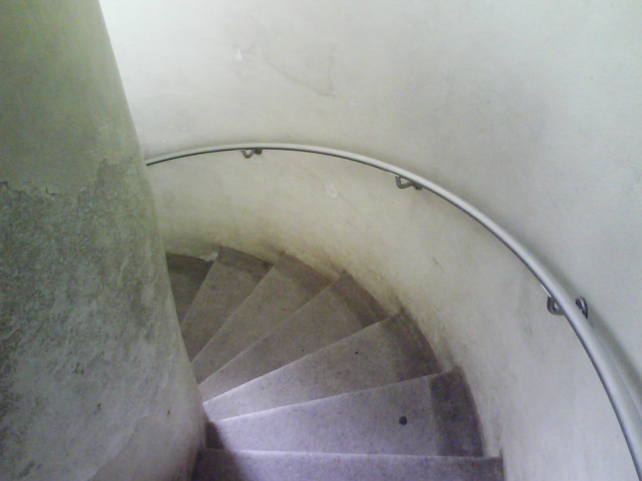Inubosaki_lighthouse_inside_stairs.jpg