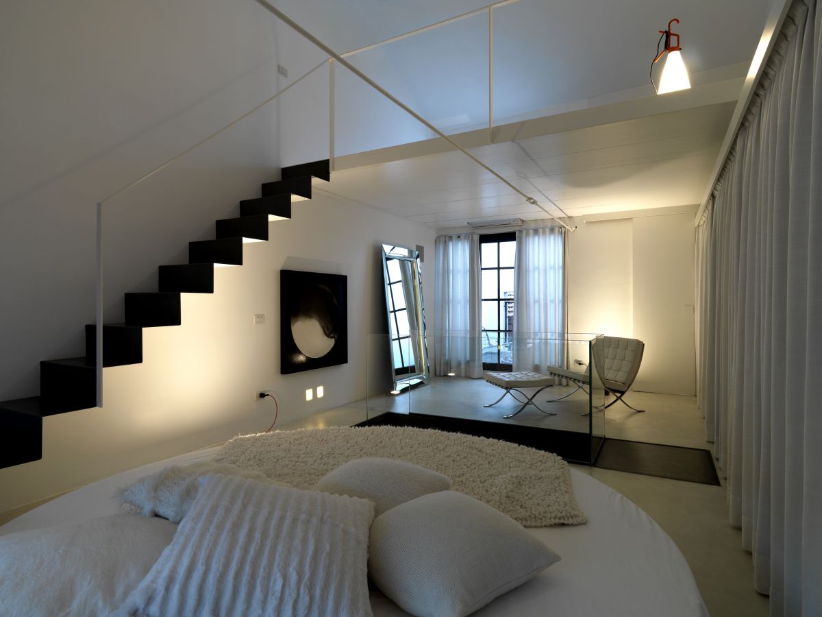 round_bed_design_in_minimalist_loft.jpg
