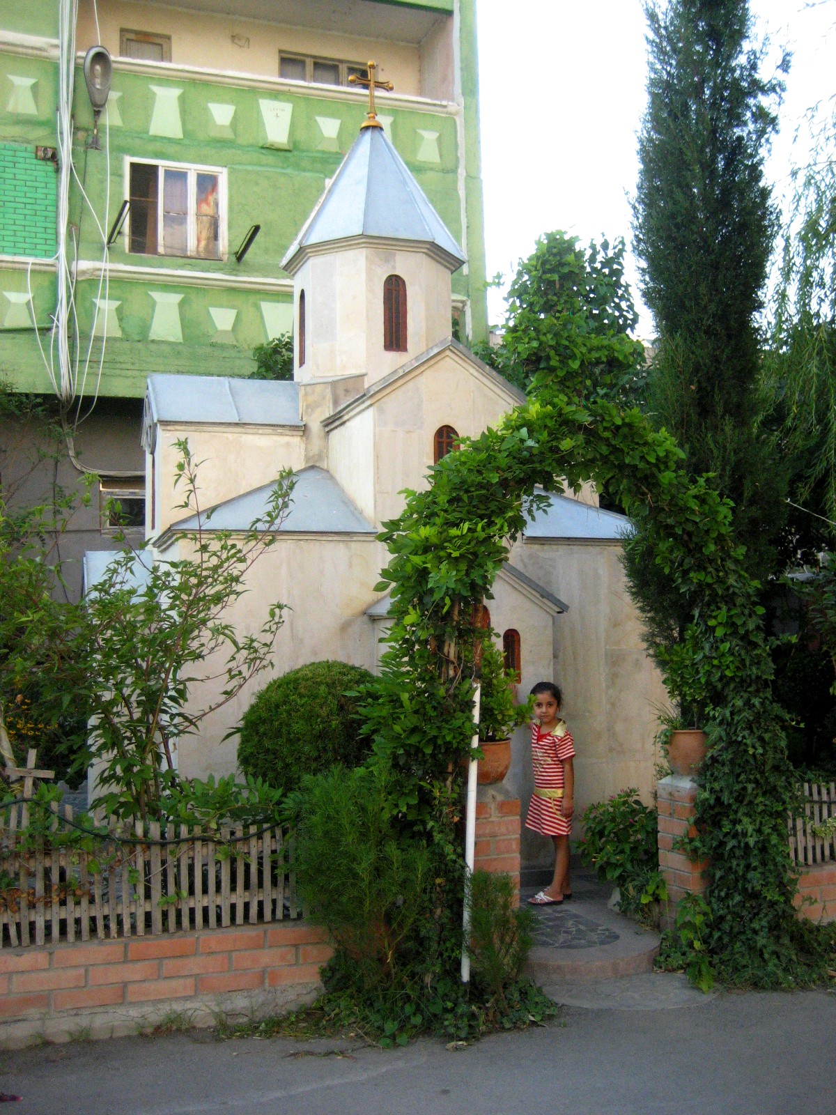 Rustavi___Tiny_church_2.JPG