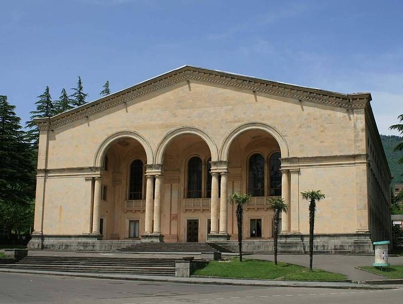 795px_Tkibuli_Theatre__Photo_A._Muhranoff__2011_.jpg