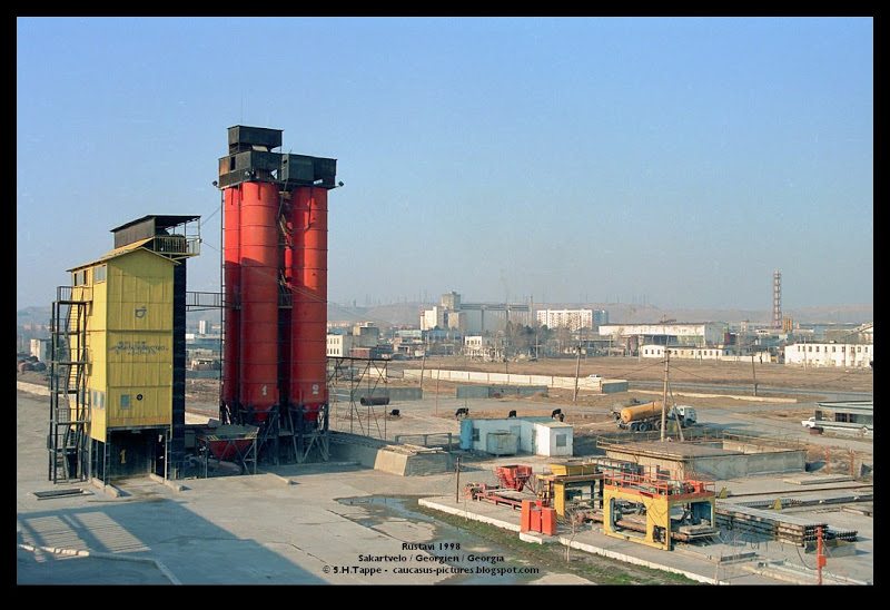 Rustavi_Industrie_und_K_he.jpg