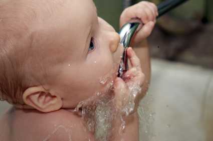 Baby_drinking_water2.jpg
