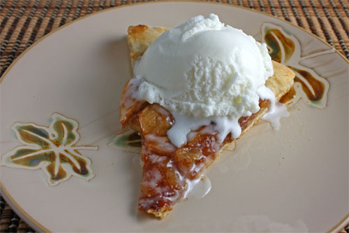 Apple_Pie_Pizza_with_Ice_Cream_500.jpg