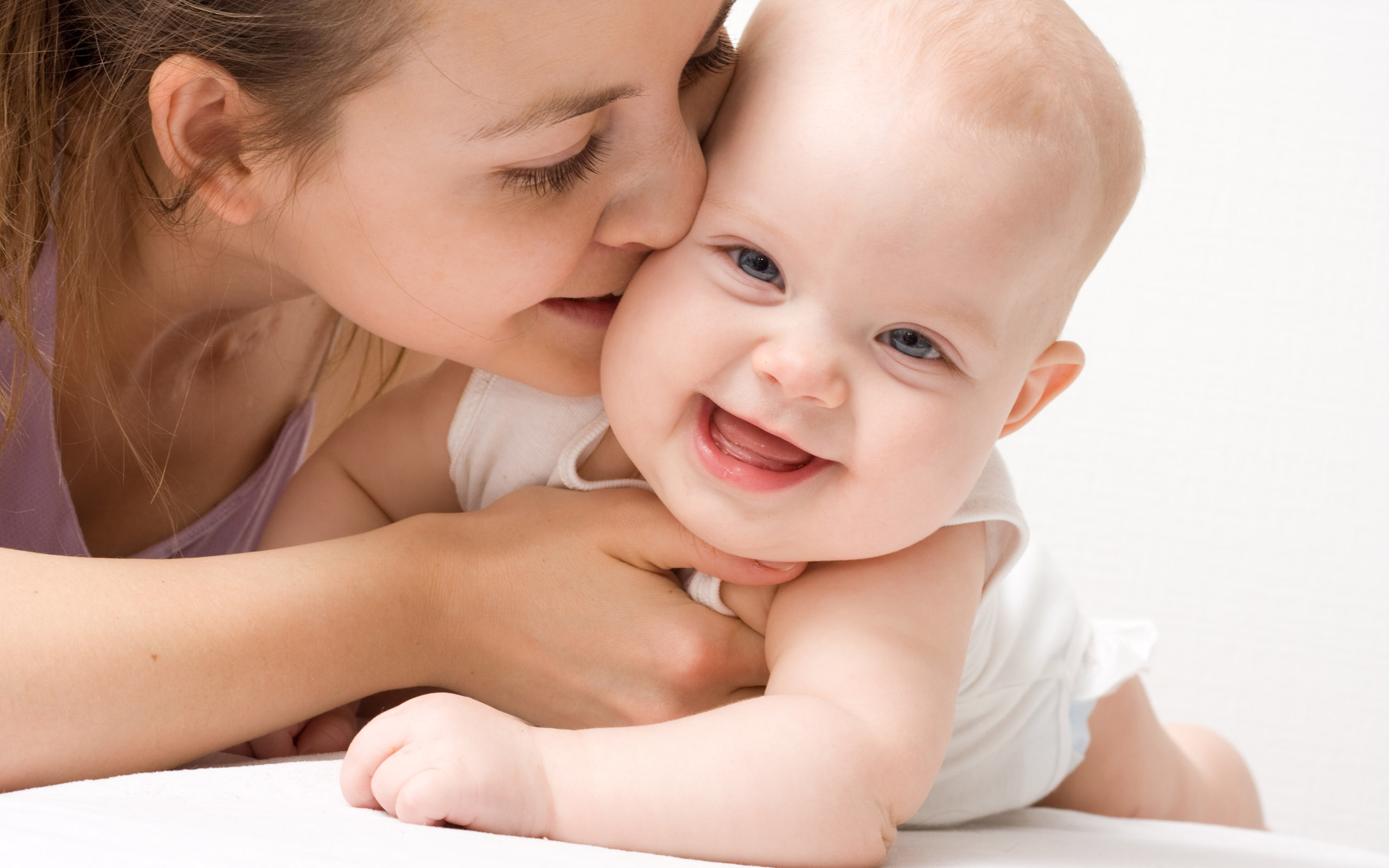 Baby_With_Mother_Wallpaper0.jpg