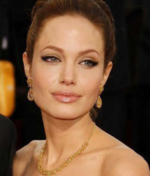 jolie_narrowweb__300x352_0.jpg