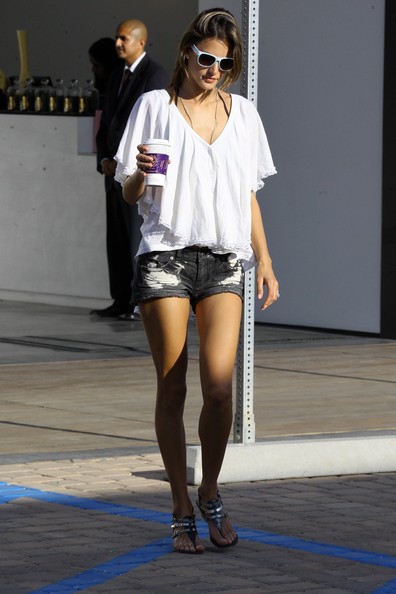 Alessandra_Ambrosio_Family_Spend_Day_Park_S7azhVXnjwJl.jpg