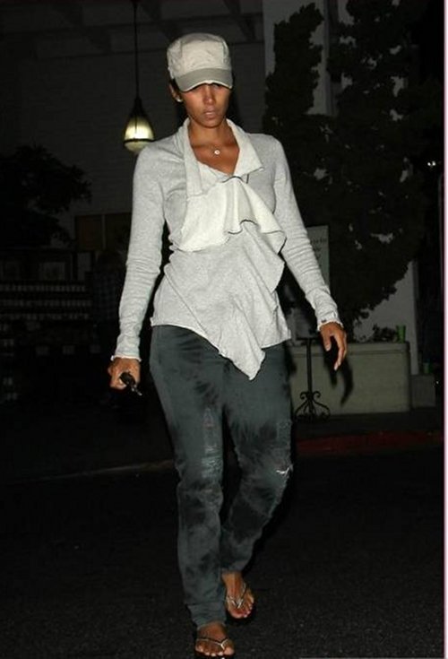 halle_berry_j_brand_boutique_west_hollywood.jpeg