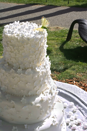four_tier_beautiful_wedding_cake.gif