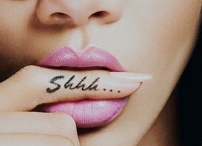 lips_naisl_rihanna_shhh_tattoo_Favim.com_93428_large.jpg