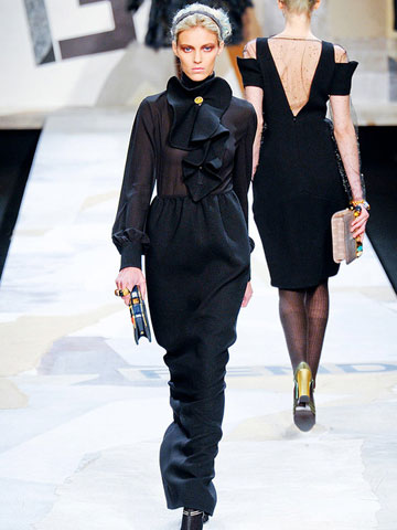 1323088061FENDI_FALL_2011_RTW_PODIUM_041_runway.jpg